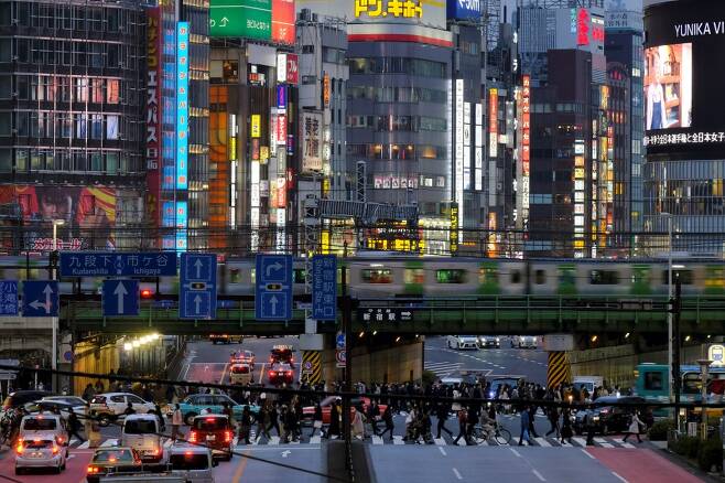 지난달 31일 일본 도쿄 신주쿠 모습. 확진자가 연일 증가함에도 외출 자제령 등을 지키지 않는 이들이 많아 환자 폭증이 우려되는 상황이다. /AFPBBNews=뉴스1