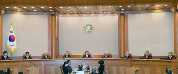 이진성 헌재소장과 재판관들이 24일 오후 서울 종로구 헌법재판소 대심판정에서 열린 낙태죄 위헌여부 관련 공개변론을 위해 착석하고 있다.도준석 기자 pado@seoul.co.kr