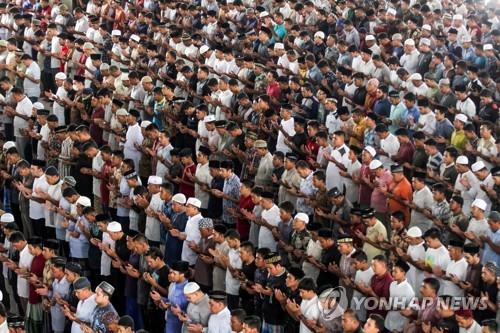 3일 인도네시아의 한 모스크에서 열린 금요예배 [로이터=연합뉴스]