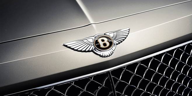 국내에서 판매중인 벤테이가 V8은 벤틀리 100주년을 기념한 모델이다. 곳곳에 이를 기념하는 디테일을 담았다. 사진 벤틀리모터스
