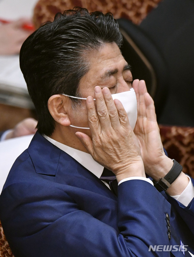 [도쿄=AP/뉴시스]아베 신조 일본 총리가 지난 1일 마스크를 쓴 채 참의원 결산위원회에 참석했다. 2020.04.02.