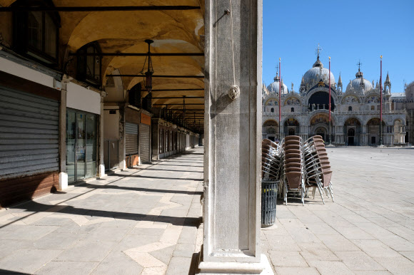 코로나19 충격에 황량한 베네치아의 산 마르코 광장 - 이탈리아 전역에 신종 코로나바이러스 감염증(코로나19) 차단을 위해 이동 제한령이 내려진 여파로 베네치아의 관광 명소인 산 마르코 광장이 황량한 모습을 보이고 있다. 베네치아 로이터 연합뉴스