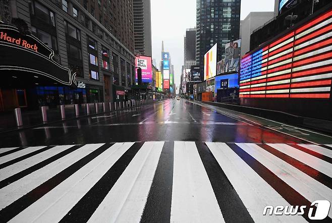23일(현지시간) 코로나19 확산 속 뉴욕 맨해튼의 타임스퀘어가 시민과 차량의 통행이 끊겨 황량한 모습이다. © AFP=뉴스1 © News1 우동명 기자