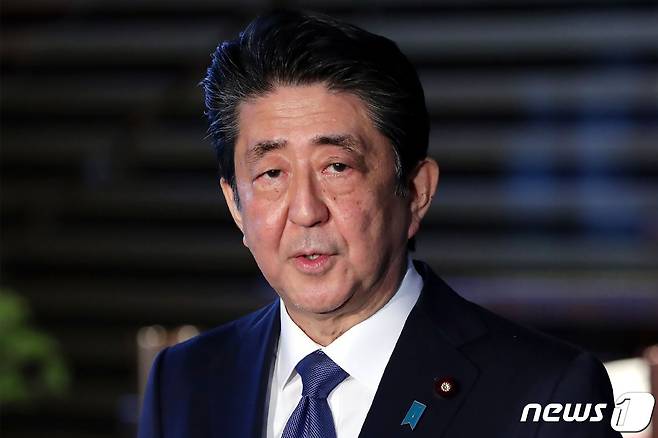 아베 신조 일본 총리가 6일 총리 관저에서 기자들에게 발언하고 있다. © AFP=뉴스1