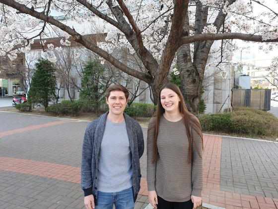 서울 건국대에서 공부하고 있는 미국 국적의 게릿 나이트(27)와 마거릿 콤튼(20). 정진호 기자