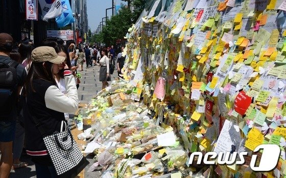 2016년 5월 21일 서울 강남역에서 시민들이 '묻지마 살인사건'의 피해자를 추모하고 있다. / 사진제공=뉴스1