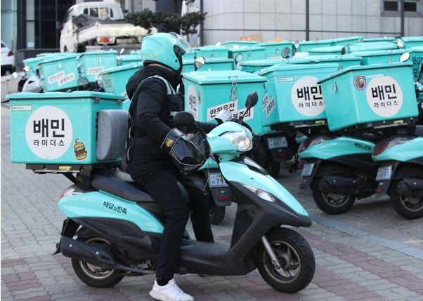 서울 강남구 배민라이더스 남부센터에서 2월 5일 한 직원이 오토바이를 타고 배달에 나서고 있다. 뉴스1
