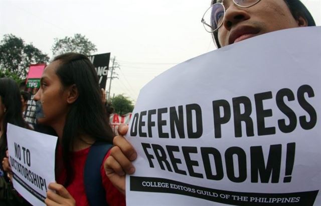 필리핀 대학 편집자협회 회원들이 3일 언론 자유를 보장하라는 취지의 팻말을 들고 시위하고 있다. 필리핀스타 캡처