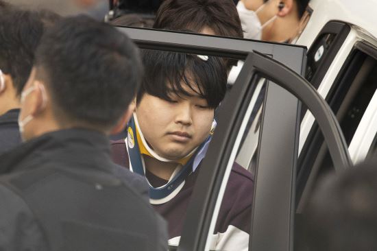 조주빈이 25일 오전 서울 종로경찰서에서 검찰로 송치되고 있다. 연합뉴스