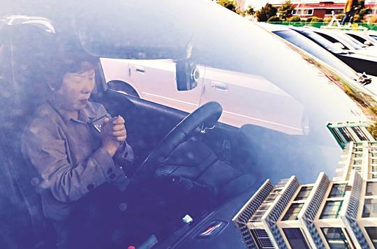 서울 중랑구 서울씨티교회 신자들이 지난달 29일 교회 옆 고등학교 운동장에서 코로나19 예방을 위한 ‘드라이브 인 워십 서비스’에 참석해 기도를 하고 있다.