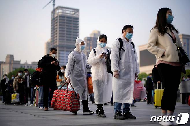 8일 코로나19 진원지로 76일만에 봉쇄령이 해제된 후베이성 우한의 기차역에 시민들이 길게 줄을 서 있다. © 로이터=뉴스1 © News1 우동명 기자