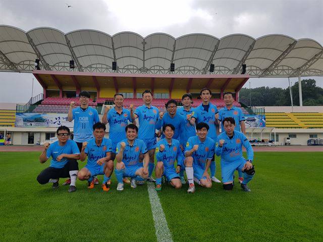 엔젤FC는 지난해 7월 문경축구장에서 문경 조기 축구팀과 친선 경기 후 단체사진을 찍었다. 엔젤FC제공