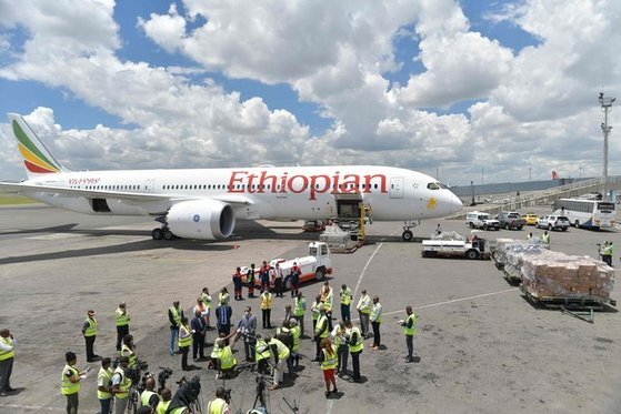알리바바 창업자 마윈 전 회장이 에티오피아에 보낸 방역 용품이 아디스아바바 공항에 도착해 하역을 기다리는 모습. [AFP=연합뉴스]