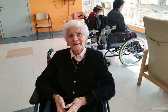 일상생활로 돌아온 자누소 할머니가 지난 6일 양로원에서 환한 미소를 짓고 있다.[AP=연합뉴스]