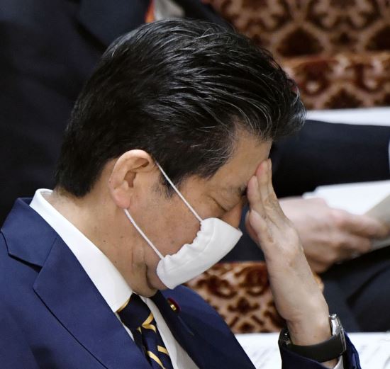 아베 신조 일본 총리가 긴급사태 선언을 앞둔 7일 오후 참의원 운영위원회에서 질문을 듣고 있다. 연합뉴스