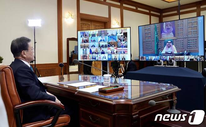 (서울=뉴스1) = 문재인 대통령이 26일 청와대 집무실에서 신종 코로나바이러스 감염증(코로나19) 공조 방안 논의를 위해 열린 G20(주요 20개국) 특별화상정상회의를 하고 있다. 문 대통령은 이날 발언을 통해 "두달 간 한국은 코로나19 도전의 중심에 있었다"라며 "아직 안심할 수는 없지만 선제적이고 투명한 방역 조치와 우리 국민의 자발적이고 민주적인 방역 동참으로 점차 안정화돼 가고 있다"고 말했다. 또한 "코로나19 방역 경험과 임상데이터를 공유하고 치료제와 백신 개발을 위해 힘을 모으자"고 제안했다. (청와대 제공) 2020.3.26/뉴스1