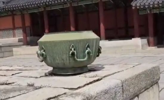 경복궁의 주요 건물 주위에 배치된 철로 만든 큰 항아리 '드므'의 용도는 무엇일까요? [사진=유튜브 화면캡처]