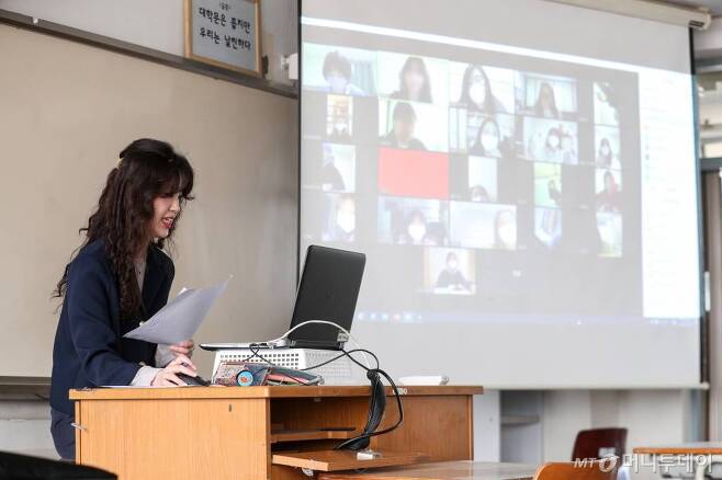 9일 마포구 서울여자고등학교 교실에서 선생님이 온라인으로 쌍방향 수업을 진행하고 있다. /사진=이기범 기자 leekb@