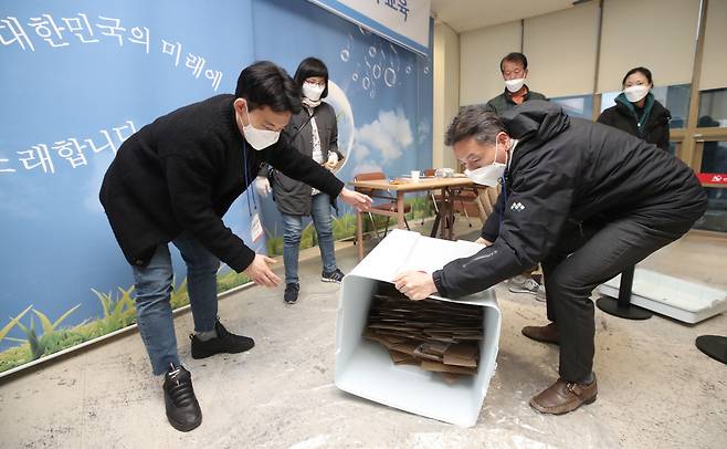 제21대 국회의원 선거 사전투표가 끝난 11일 오후 대구 중구선관위에 마련된 남산2동 사전투표소에서 사전투표관리관과 사무원이 관외 투표용지 수량 확인을 위해 투표함에서 투표용지를 꺼내고 있다. | 연합뉴스