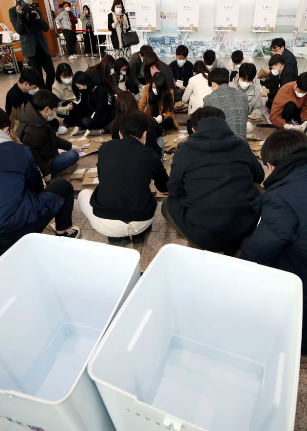 제21대 국회의원선거 사전투표가 종료된 11일 오후 서울 용산구 서울역 대합실에 마련된 남영동 사전투표소에서 투표사무원들이 관·내외 선거인 투표 봉투를 정리하고 있다.  /뉴스1