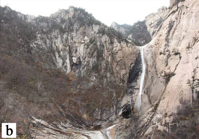 구룡연의 유 자형 계곡. 오른쪽 폭포는 가지 빙하가 본 빙하에 합쳐지는 현곡이다. 침식력의 차이 때문에 높이 차이가 났다. 전원석 외 (2020) ‘지질유산’ 제공.