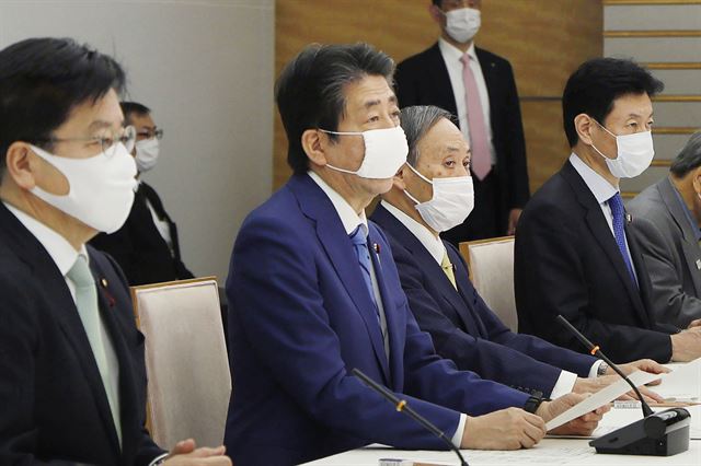 아베 신조 일본 총리가 11일 총리관저에서 열린 신종 코로나바이러스 감염증 정부 대책본부회의를 주재하고 있다. 도쿄=AP 연합뉴스