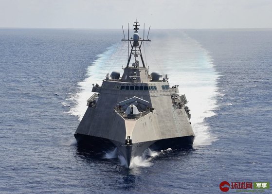 미 해군의 연안전투함 가브리엘 기퍼즈함은 섬이 많은 남중국해에서 작전하기에 최적으로 중국 견제에 안성맞춤이라는 평가를 받는다. [중국 환구망 캡처]