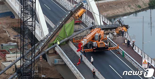 서울 구로구 안양교에 대형 굴착 장비가 쓰러져 있다. 기사와 직접 연관 없음. © News1 이승배 기자