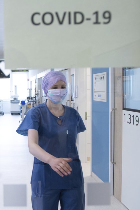 7일 독일 칼 구스타프 카루스 대학 병원에서 간호사가 신종 코로나바이러스 감염증(코로나19) 환자가 입원해 있는 집중치료실(ICU) 앞을 걸어가고 있다. [AP=연합뉴스]