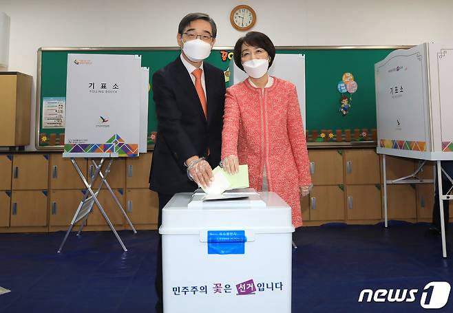 제21대 국회의원선거일인 15일 오전 서울 서초구 원명초등학교에 마련된 투표소에서 권순일 중앙선거관리위원장과 부인 안윤주 여사가 투표를 하고 있다. 2020.4.15/뉴스1 © News1 구윤성 기자