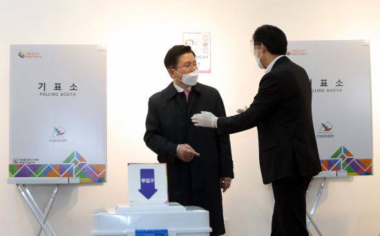 제21대 국회의원선거 서울 종로에 출마한 미래통합당 황교안 후보가 15일 서울 종로구 동성고등학교에 설치된 혜화동 제3투표소에서 기표소 가림막이 없다며 투표관리관에게 항의하고 있다. 뉴시스