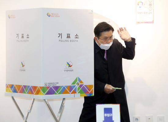 제21대 국회의원 선거에 출마하는 황교안 미래통합당 종로구 후보가 선거일인 15일 서울 종로구 혜화동 제3투표소에서 투표를 하고 있다. 뉴시스