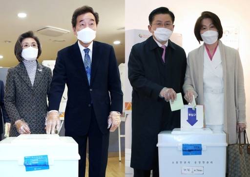 4·15총선 투표일인 15일 오전 이낙연 더불어민주당 종로구 후보 부부(왼쪽)와 황교안 미래통합당 종로구 후보 부부가 각각 서울 종로구 교남동 제3투표소, 혜화동 제3투표소에서 투표를 하고 있다. 뉴스1