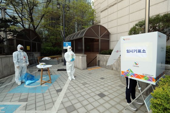 코로나19 확산 방지를 위해 해외입국자 등 자가격리자들이 15일 오후 서울 강남구 대치동 한 투표소 외부에 설치된 임시 기표소에서 4.15 총선 투표를 하고 있다. 김성룡 기자
