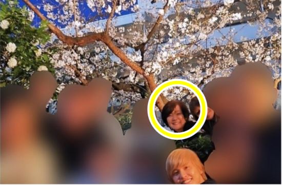 아키에 여사가 지난달 도쿄 시내에서 10여명의 연예 관계자들과 벚꽃놀이를 즐기며 사진을 찍고 있다. ‘NEWS 포스트세븐’ 홈페이지 캡처