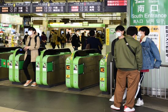 일본 시부야 역에 마스크를 낀 사람들이 개표구를 지나고 있다. 타스연합뉴스