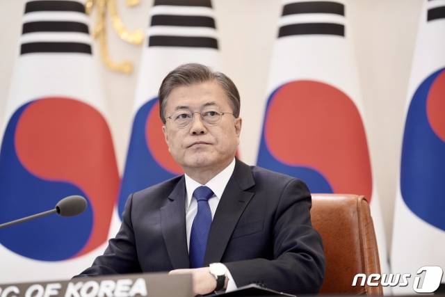 문재인 대통령이 이달 14일 청와대 집무실에서 아세안+3 특별화상정상회의를 갖고 있다. / 사진제공=뉴스1