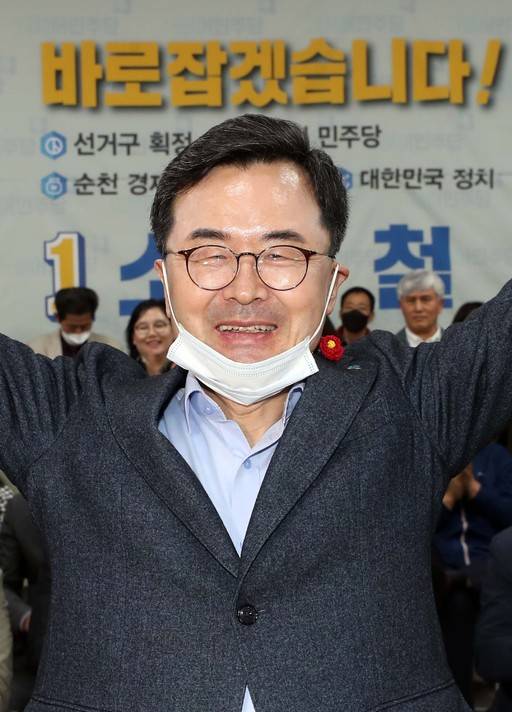 더불어민주당 소병철 전남 순천·광양·곡성·구례 갑 후보가 15일 오후 순천시 조례동 선거사무실에서 개표 결과 당선이 확실시되자 기뻐하고 있다. 순천=연합뉴스