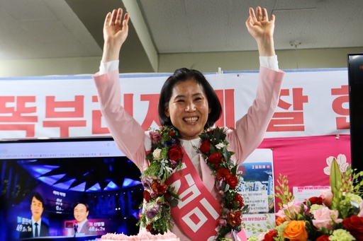 제21대 국회의원선거 투표가 종료된 15일 오후 김미애 해운대을 후보가 당선이 확실해지자 꽃목걸이를 걸고 손을 번쩍 들어보이고 있다.김미애 캠프 제공