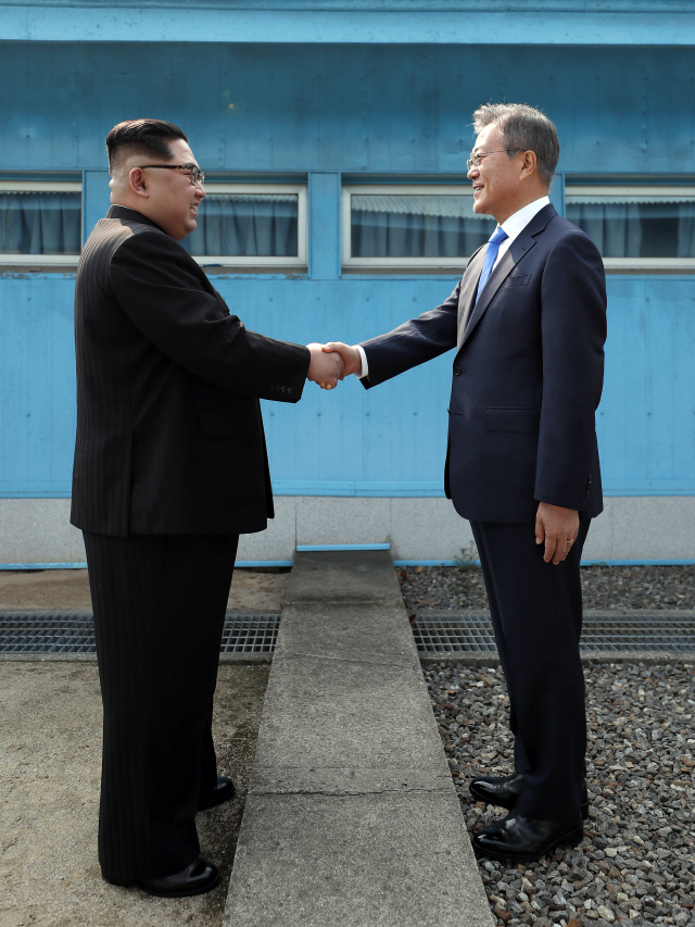 지난 2018년 4월 문재인 대통령과 김정은 북한 국무위원장이 판문점에서 악수를 나누고 있다. /연합뉴스