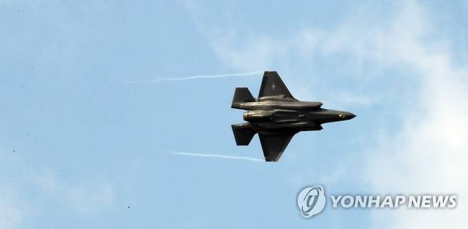축하비행하는 F-35A (청주=연합뉴스) 한상균 기자 = 4일 청주 공군사관학교에서 F-35A기가 임관식 축하비행을 하고 있다. 2020.3.4 xyz@yna.co.kr