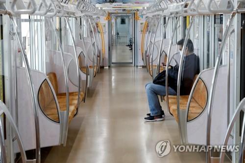 코로나19 확산하는 도쿄…한산한 지하철 (도쿄 로이터=연합뉴스) 신종 코로나바이러스 감염증(코로나19) 긴급사태가 선언된 일본 도쿄도(東京都)에서 마스크를 쓴 남성이 지하철에 탑승해 있다. 2020.4.16