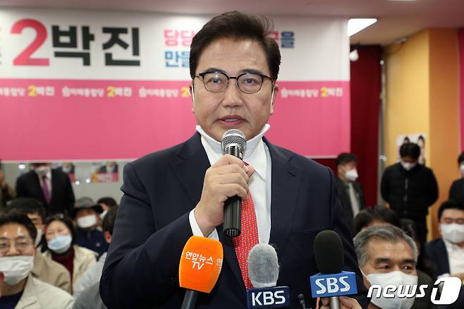 박진 미래통합당 강남을 후보가 16일 오전 서울 강남구 선거사무소 상황실에서 21대 국회의원선거 당선이 유력해지자 소감을 밝히고 있다. 2020.4.16/뉴스1 © News1 황기선 기자