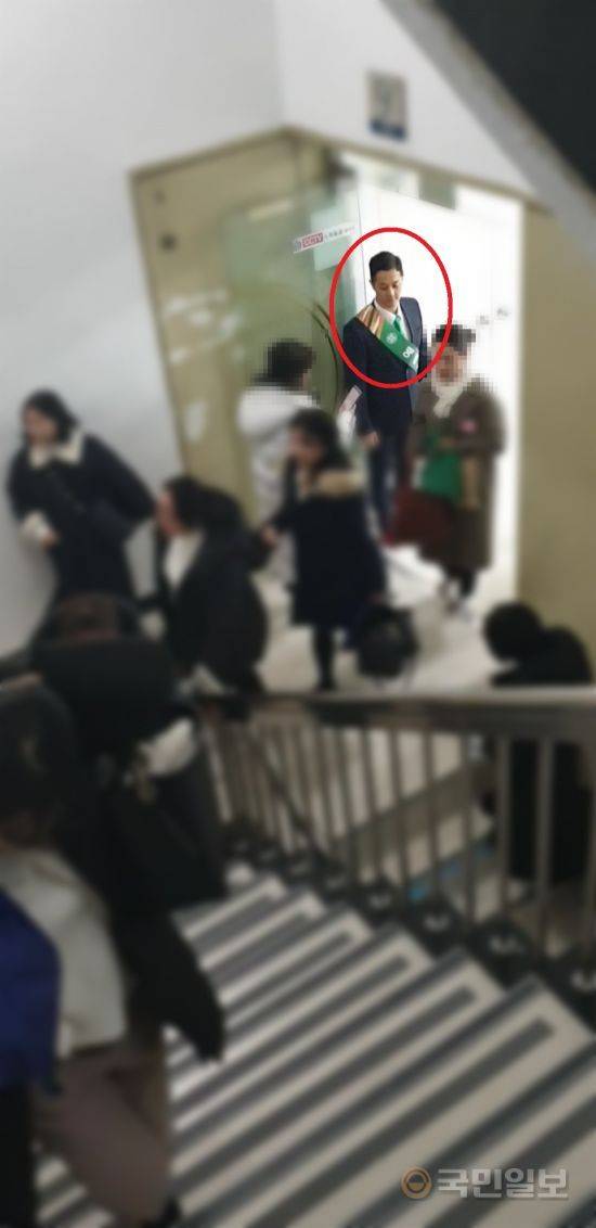 신천지 신도 의혹을 받는 구피 이승광(빨간색 원 안)이 1월 22일 경기도 과천시에 있는 신천지 집회 현장에서 신도들을 안내하고 있다. 과천=임보혁