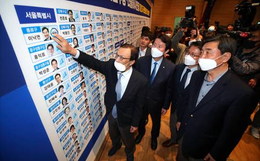 더불어민주당 이해찬 대표가 15일 오후 국회 의원회관에 마련된 당 선거상황실에서 제21대 국회의원 선거 종합상황판에 당선 스티커를 붙이고 있다. 연합뉴스