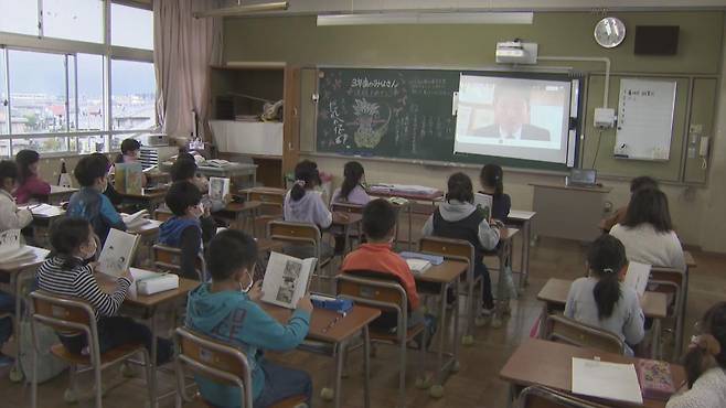 4월 13일 일본 미에현 스즈카시의 한 초등학교에서 교실에 모인 학생들이 모니터를 통해 교사의 이야기를 듣고 있다. 주쿄테레비뉴스 캡처