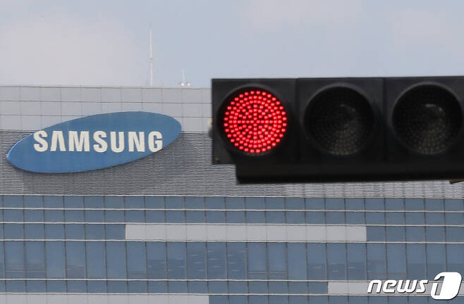 경기도 용인시 삼성전자 기흥사업장 앞으로 적색 신호등 불이 켜져 있는 모습./뉴스1 © News1