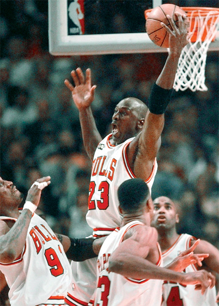 마이클 조던(가운데)이 1997∼1998시즌 미국프로농구(NBA) 챔피언결정전에서 팀 동료 데니스 로드먼(왼쪽)보다 높이 뛰어올라 리바운드를 잡고 있다. 조던은 가드였지만 리바운드에도 강점을 보이는 선수였다. ‘농구 황제’ 조던의 마지막 우승을 다룬 다큐멘터리 ‘라스트 댄스’가 20일 미국 ESPN을 통해 공개된다. AP 뉴시스