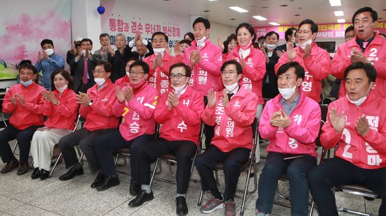 15일 부산 수영구남천동 미래통합당 부산시당에서 제21대 국회의원선거 부산지역에 출마한 후보들이 한자리에 모여 출구 조사를 보며 박수를 치고 있다. 송봉근 기자