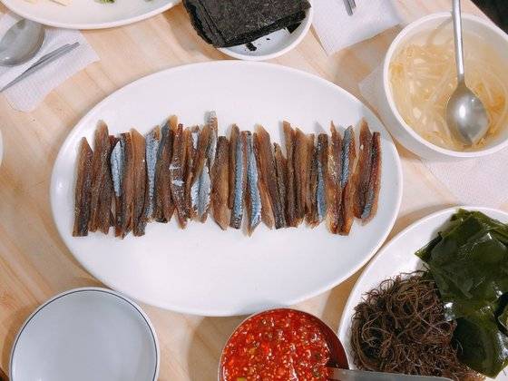 '아재의 식당'에서 찾아간 충무로 '영덕회식당'의 과메기. 과메기를 싸먹을 수 있도록 김과 다시마, 꼬시래기를 함께 내준다.